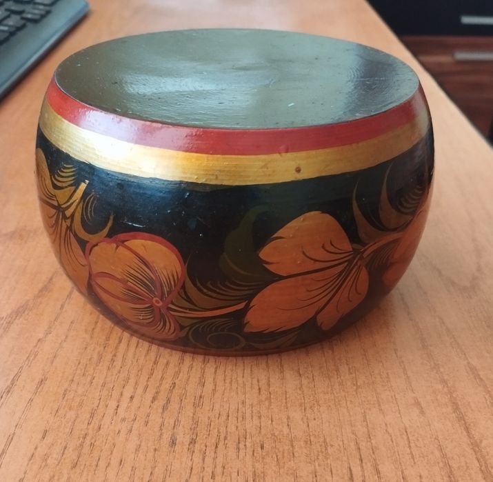 Продавам стара руска дървена паница хохлома