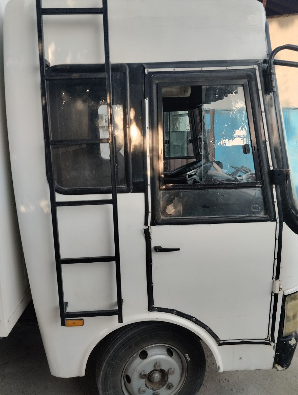 Avtobus Isuzu 2008yil