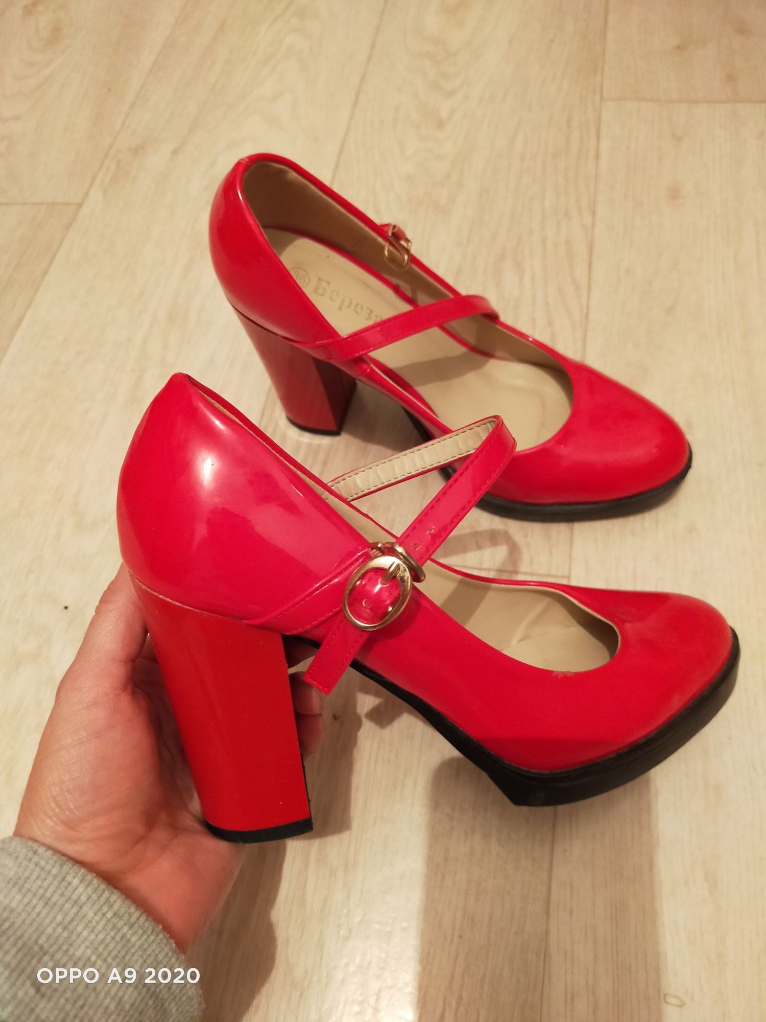 Продам туфли  красного цвета,лакированные 36 размер
