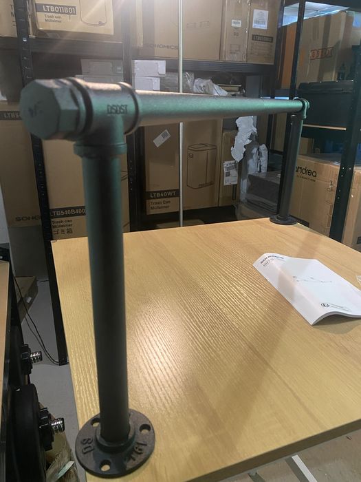 Стенна релса за дрехи