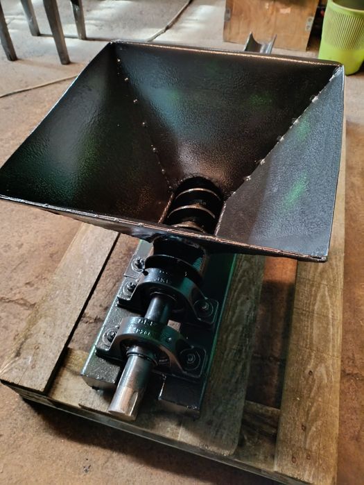 Presă de brichetat rumeguș cu cărbune lignit semiumed,prod 15kg/minut