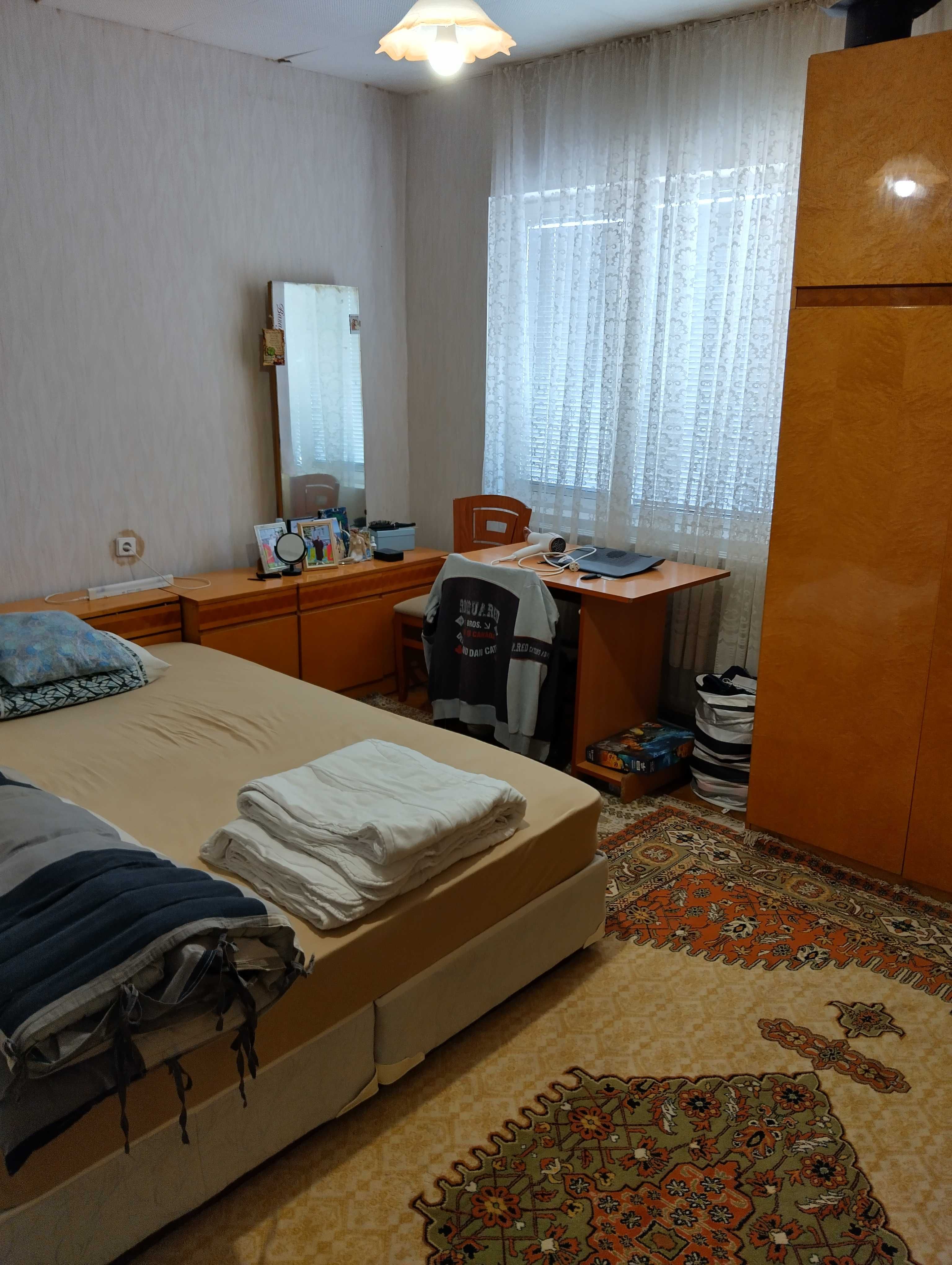 Продава къща в широк център
