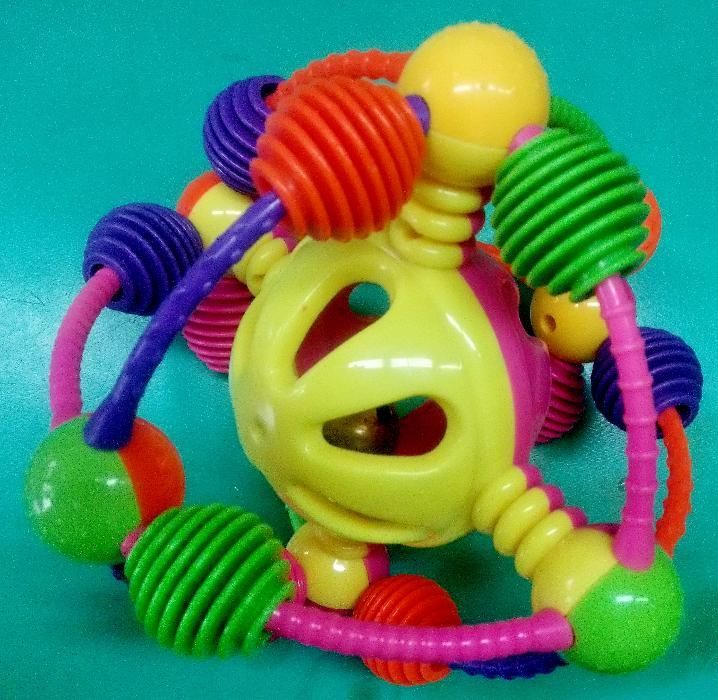 Голяма бебешка дрънкалка - топка с диаметър 20см