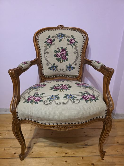Френско бароково кресло стил Луи XV с гобленова дамаска с рози.