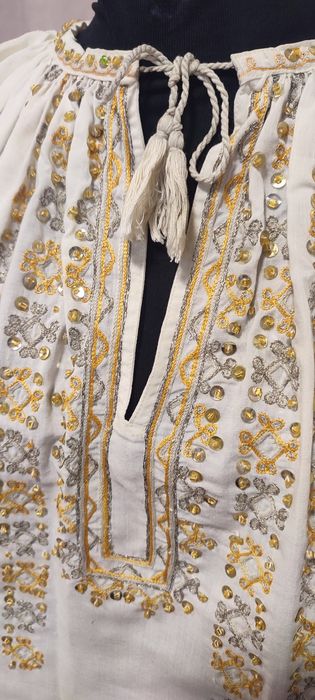 Ie tradițională damă