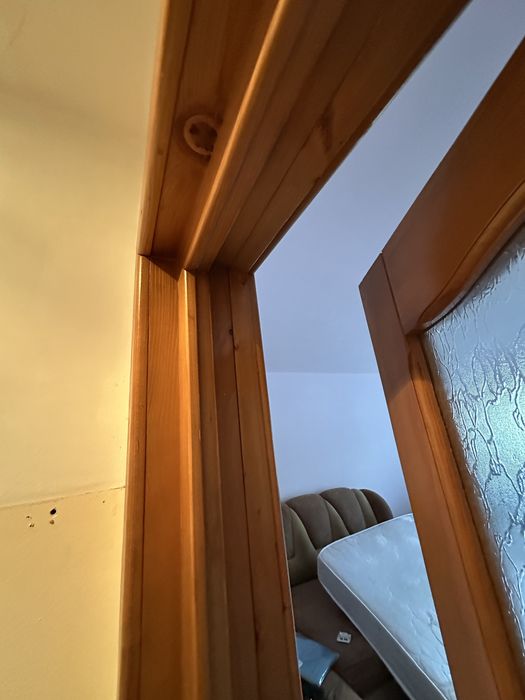 Usa de interior din lemn lacuit cu toc