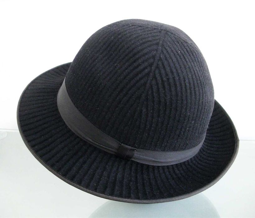 Дамска зимна шапка бомбе с периферия вълна