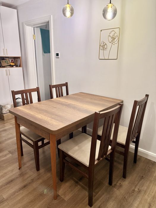 Vand masa extensibila cu 4 scaune moderne lemn masiv