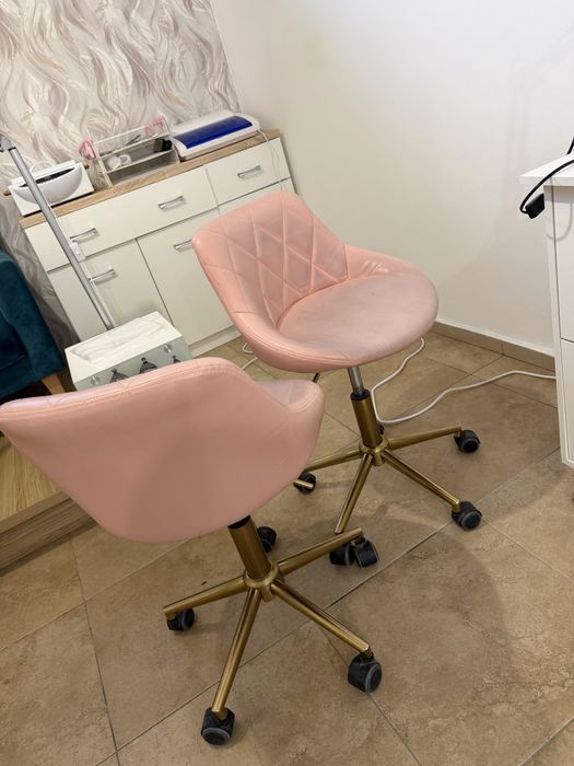 2 броя столове за козметичен салон , маникюр (използвани)  .