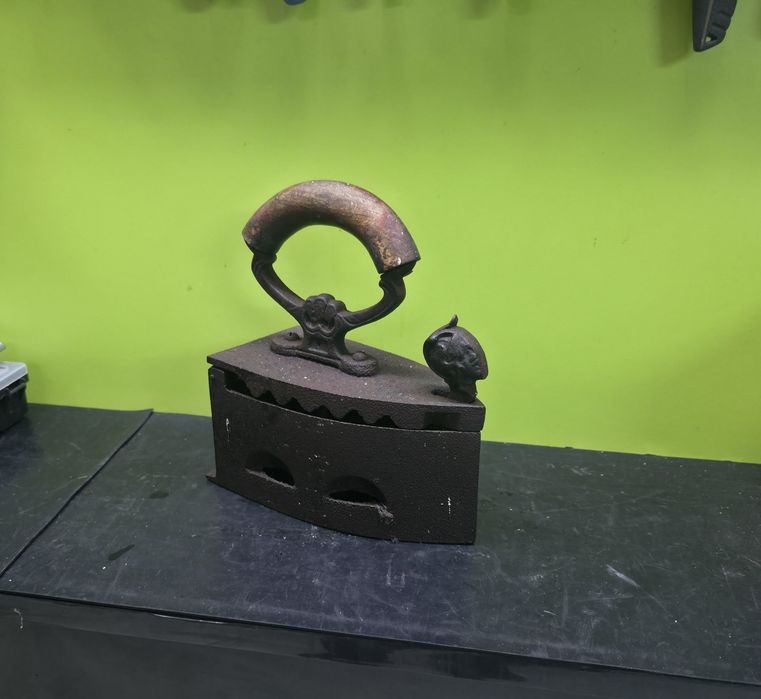 Стара ютия на жар