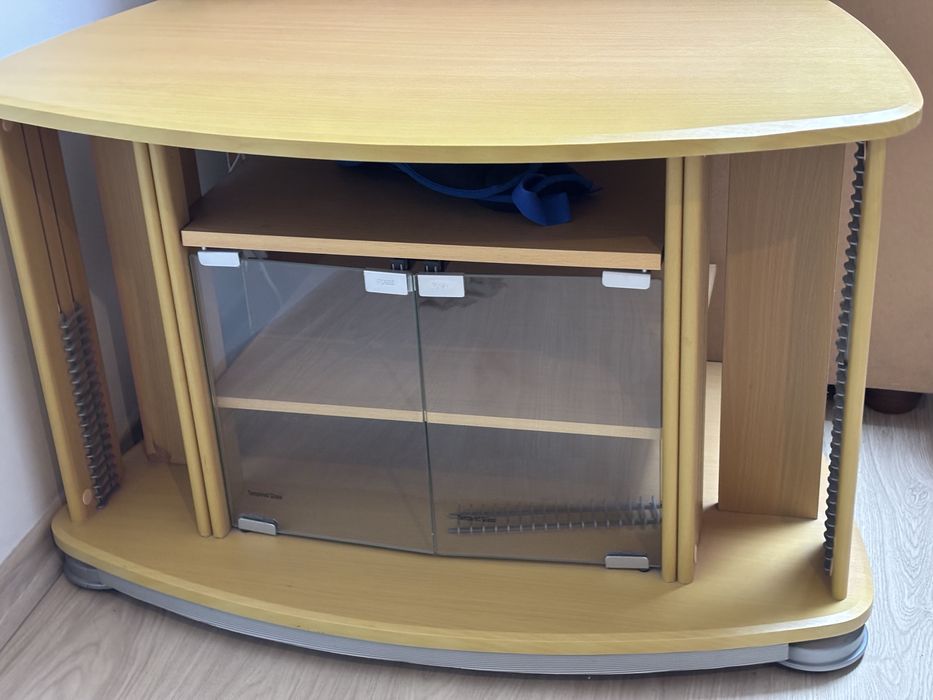 Comoda de televizor cu rotți
