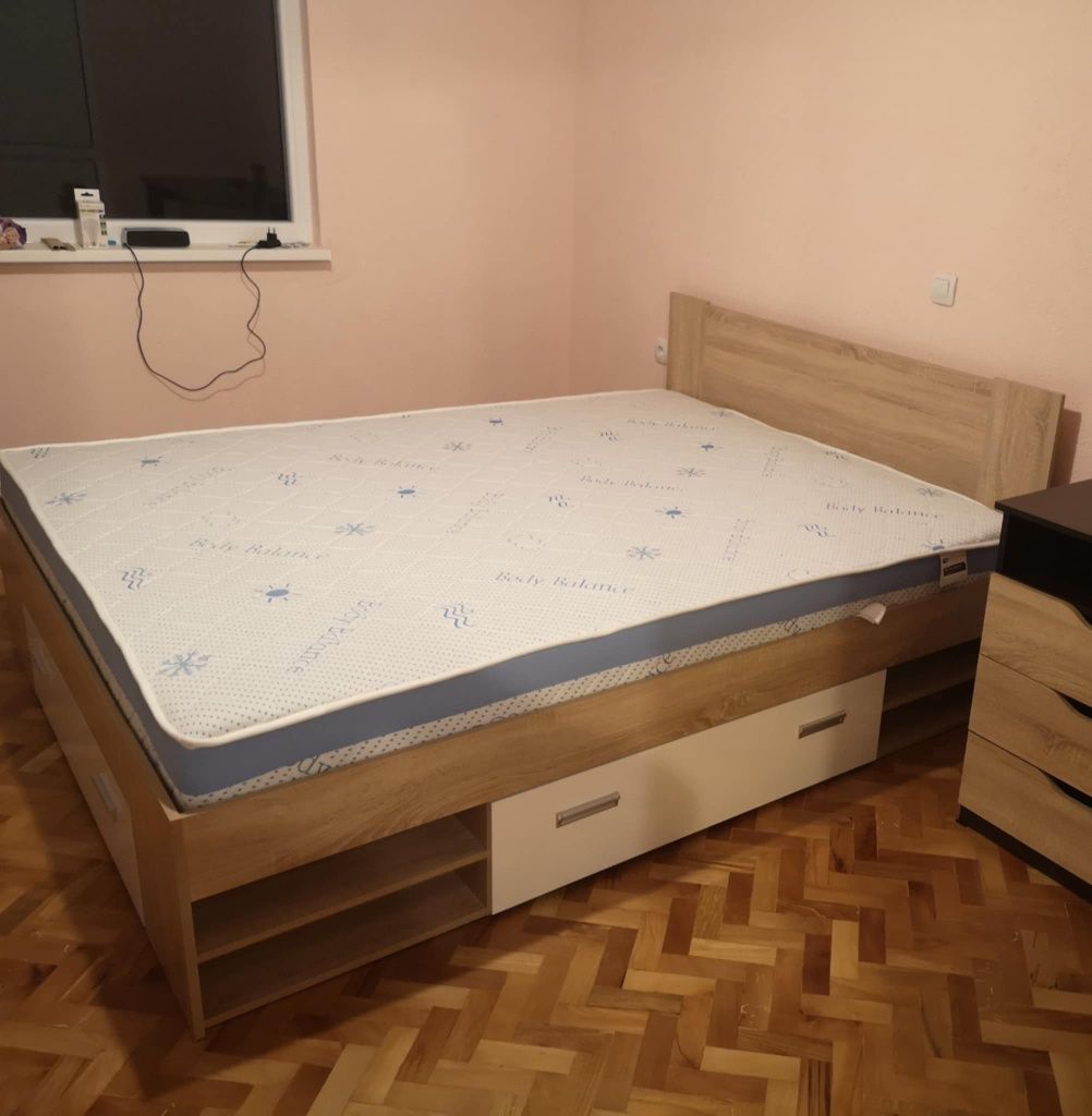 Спалня размер -  L164 B204 H86 см