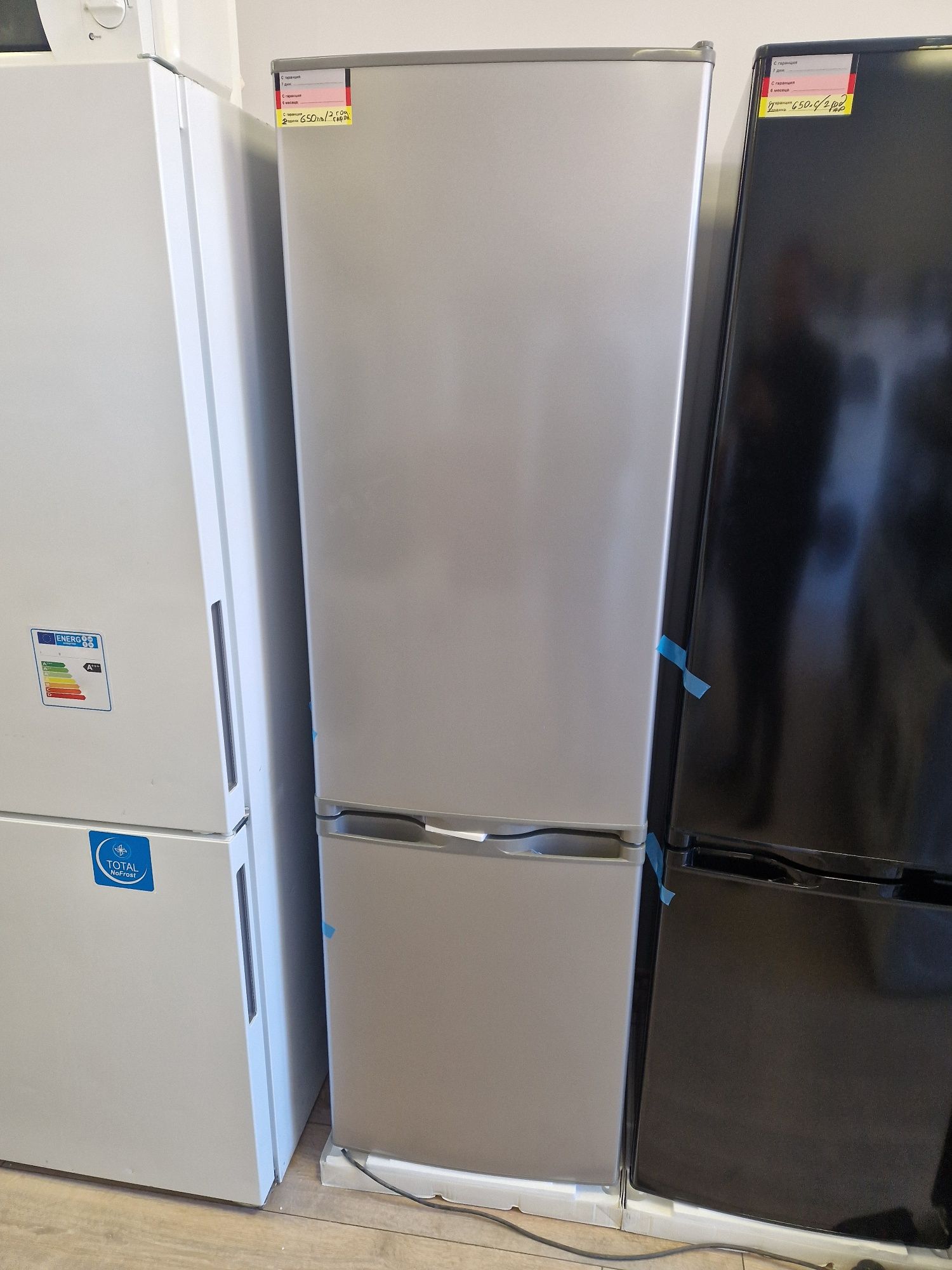 Хладилник с фризер Geratek A++ 178 в 54 ш 57 д Чисто Нов