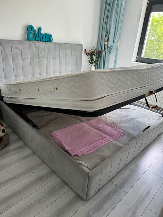 Pat tapițat cu somiera rabatabilă