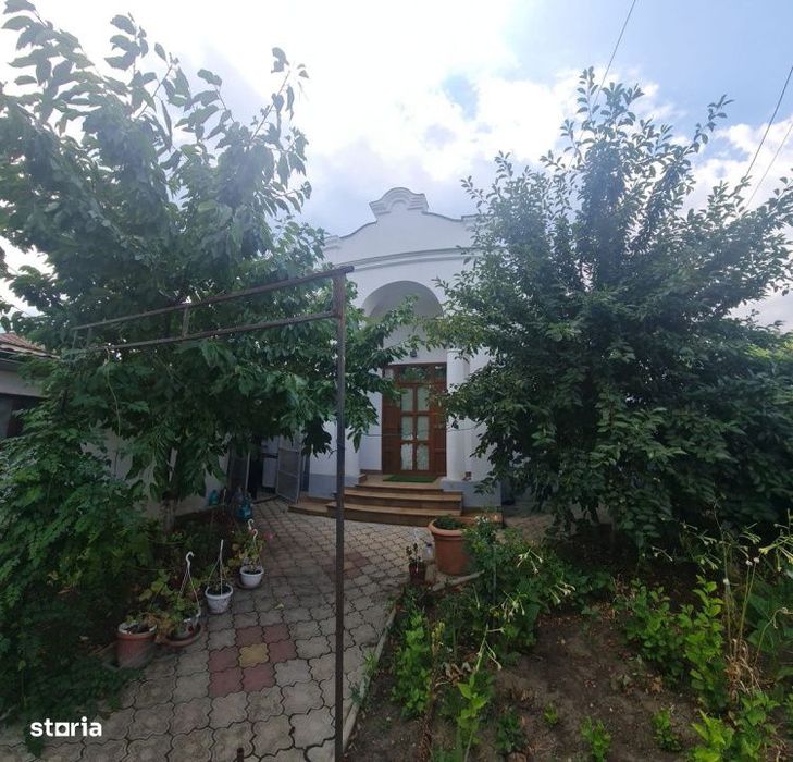 Casa 3 camere + spatiu comercial zona centrala Odobesti