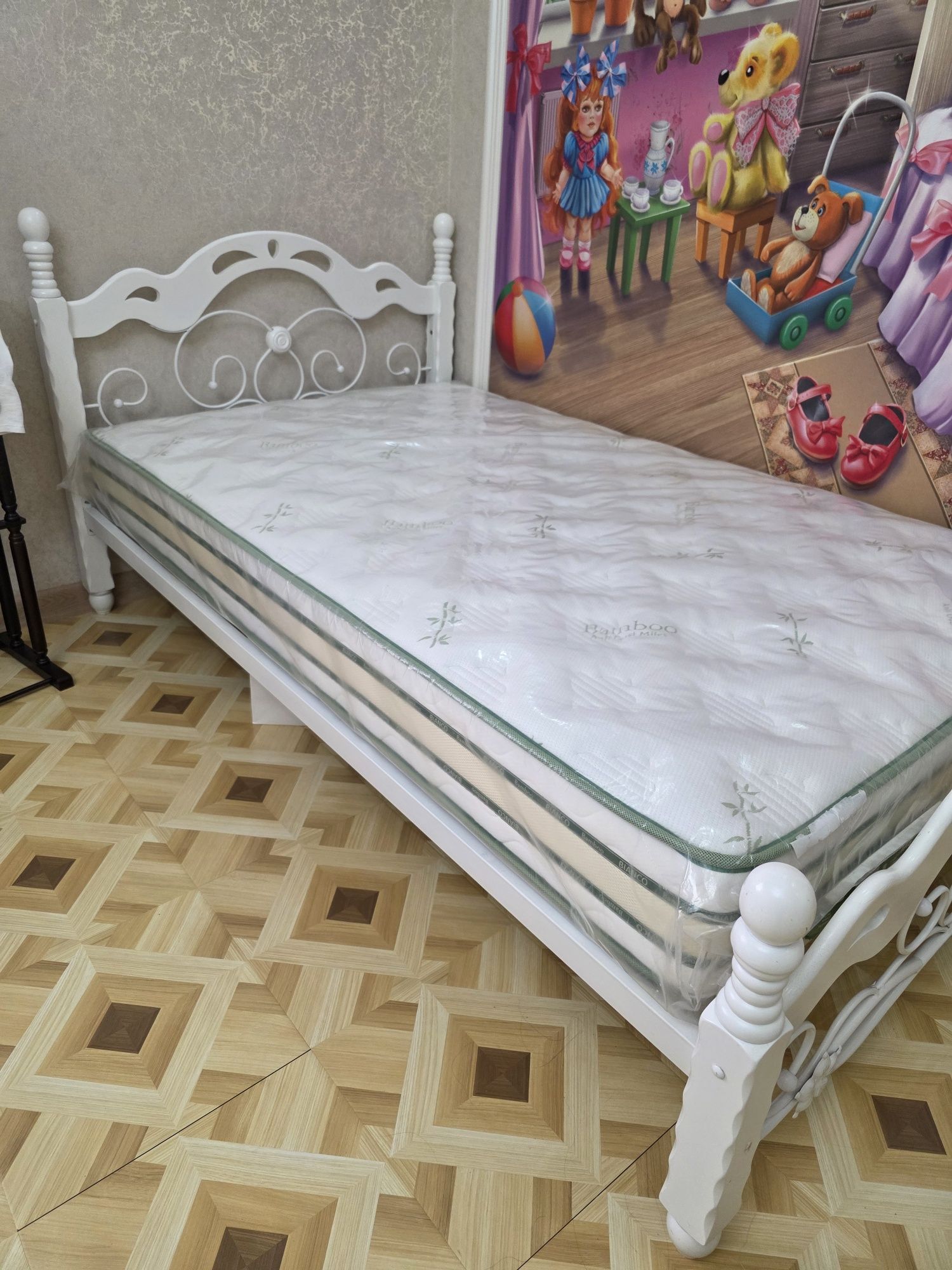 Кровать отличного качества( матрас в подарок)