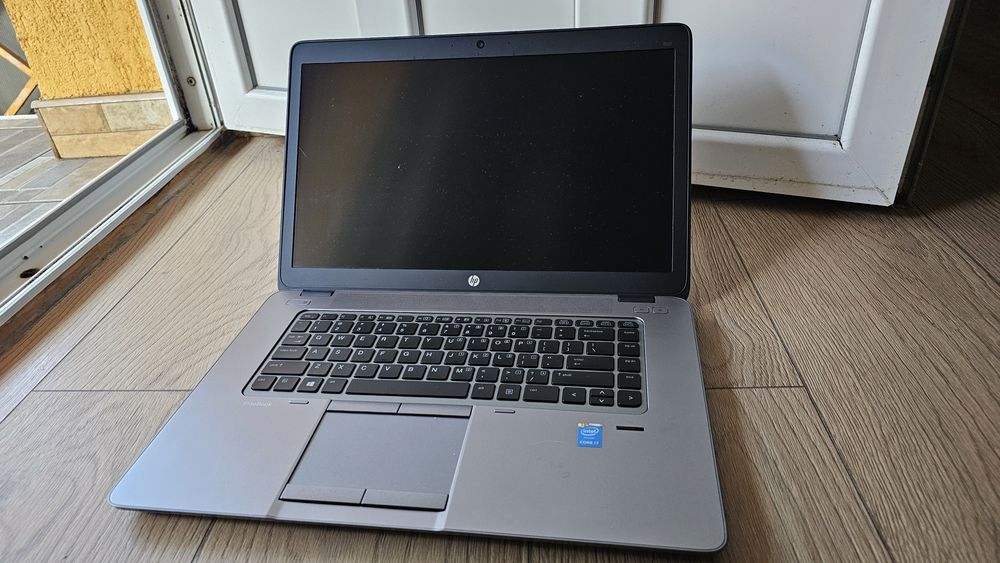 Asus Elitebook i7.  RAM 16gb,SSD 240gb, Video 2gb Nvidia. Ecran 16inch