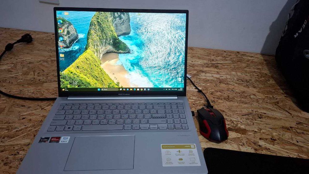 ASUS Vivobook Ryzen5  AMD Radeon