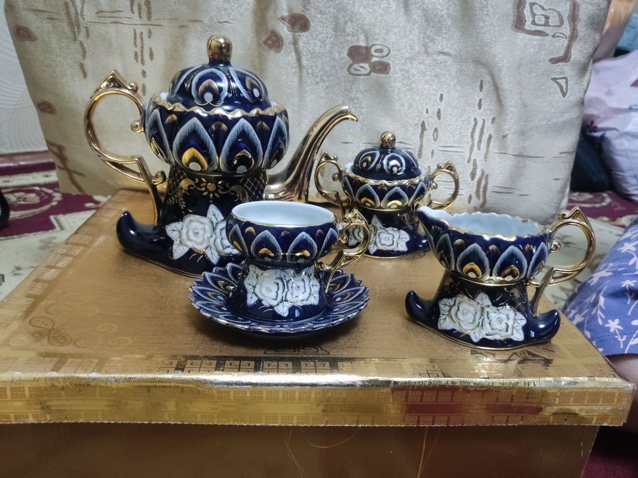 Продам набор 6 чашек с тарелками, чайник, сахарница, молочница