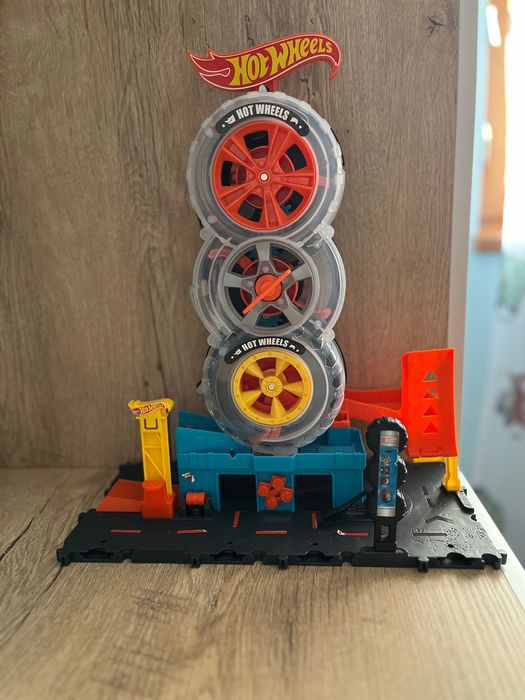 Hot Wheels City - Комплект ултра модерен градски център за гуми