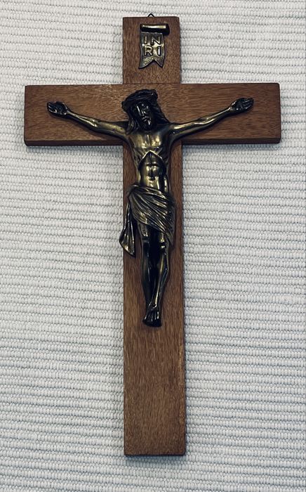 Дървен кръст с бронзова фигура Разпятие Христово