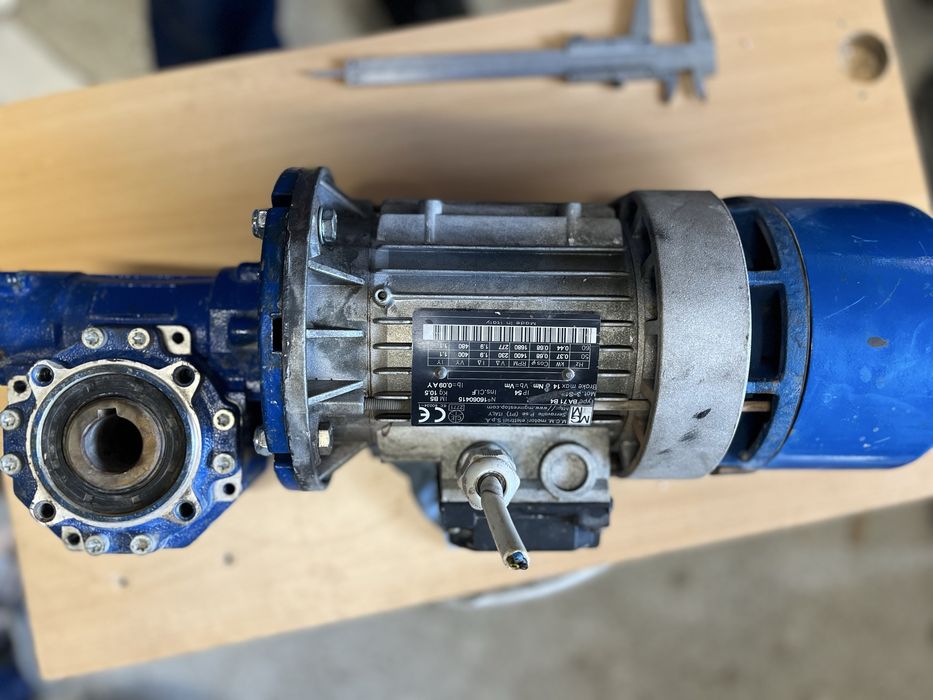 Motor electric cu reductor de 0,37 kw