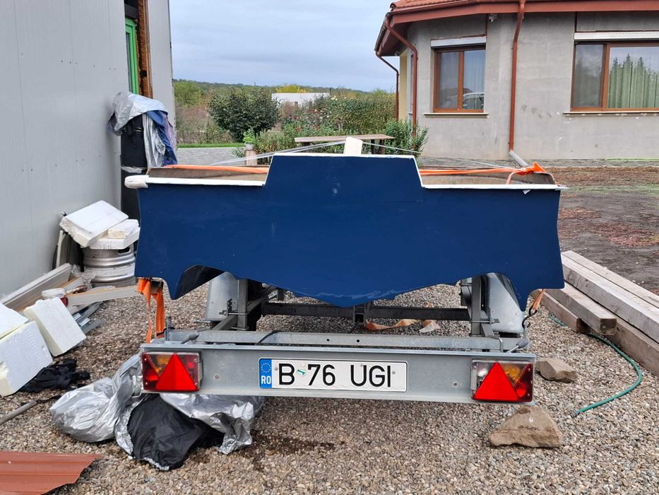 Barca de pescuit fara motor