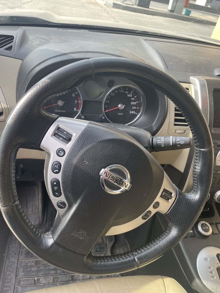 Продавам автомобил Nisaan X-Trail