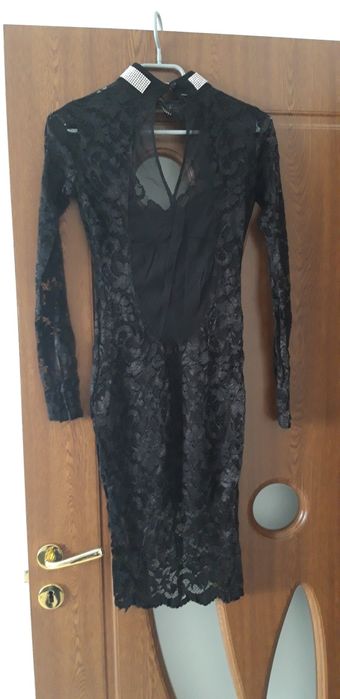 Rochie de seară neagră din dantelă