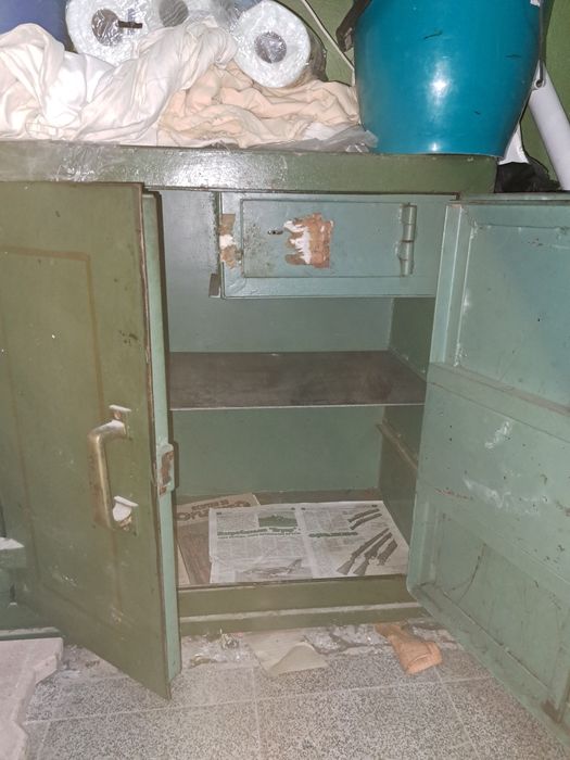 Метална каса с касова брава и вътрешен сейф