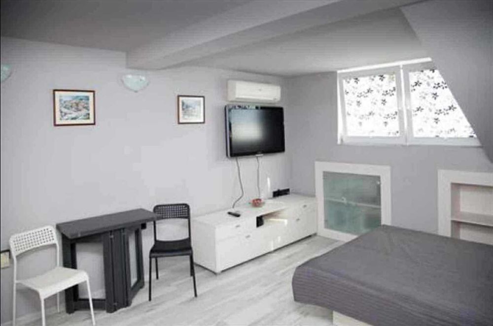 Едностаен обзаведен до Софийския университет