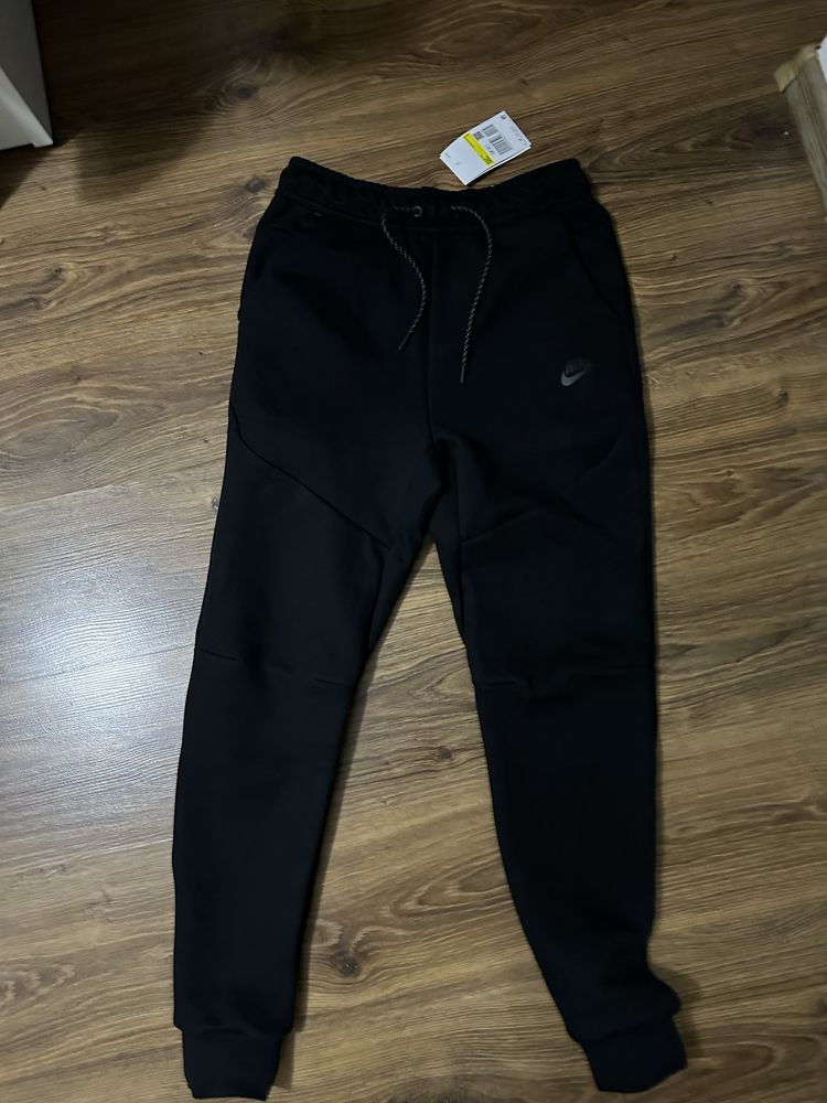 Pantaloni nike tech