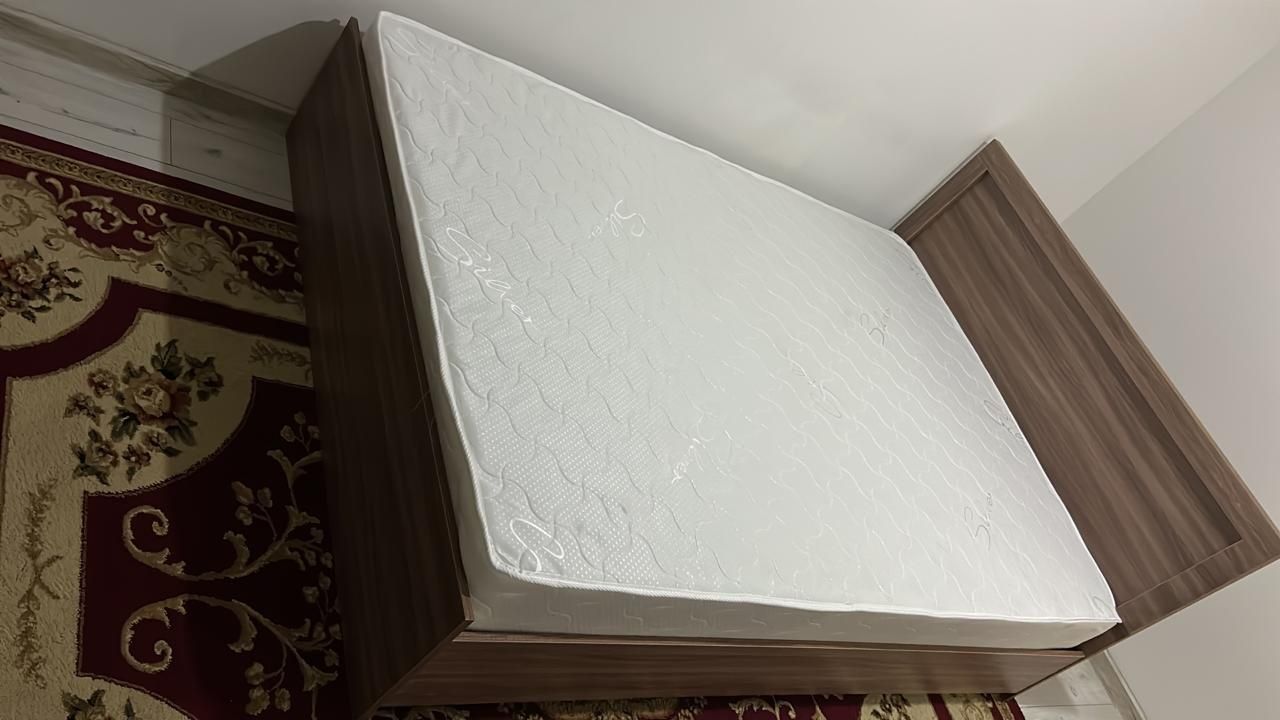 Новый кроват с матрасом