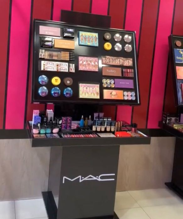 Мебель для магазина. 2 стенда для косметики или необходимых товаров.