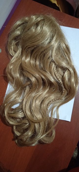 Шиньоны и натуральные и искусственные волосы