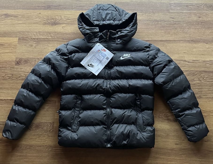 Мъжко,черно,зимно яке на Nike с бродирано лого и сваляща се качулка