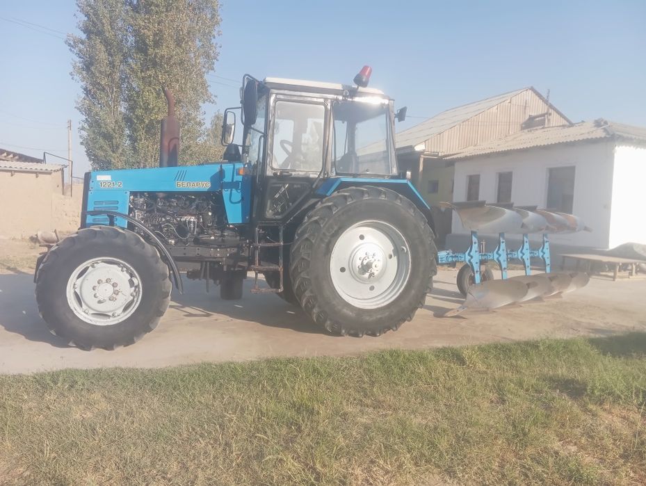 Traktor sotiladi sog holda