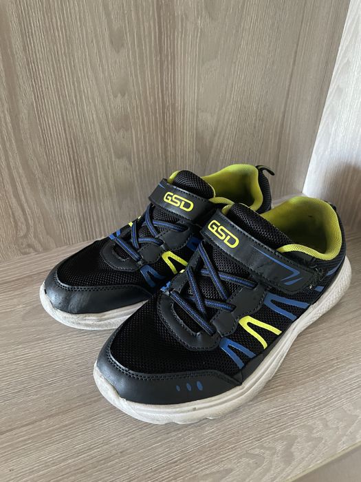 Кроссовки разные