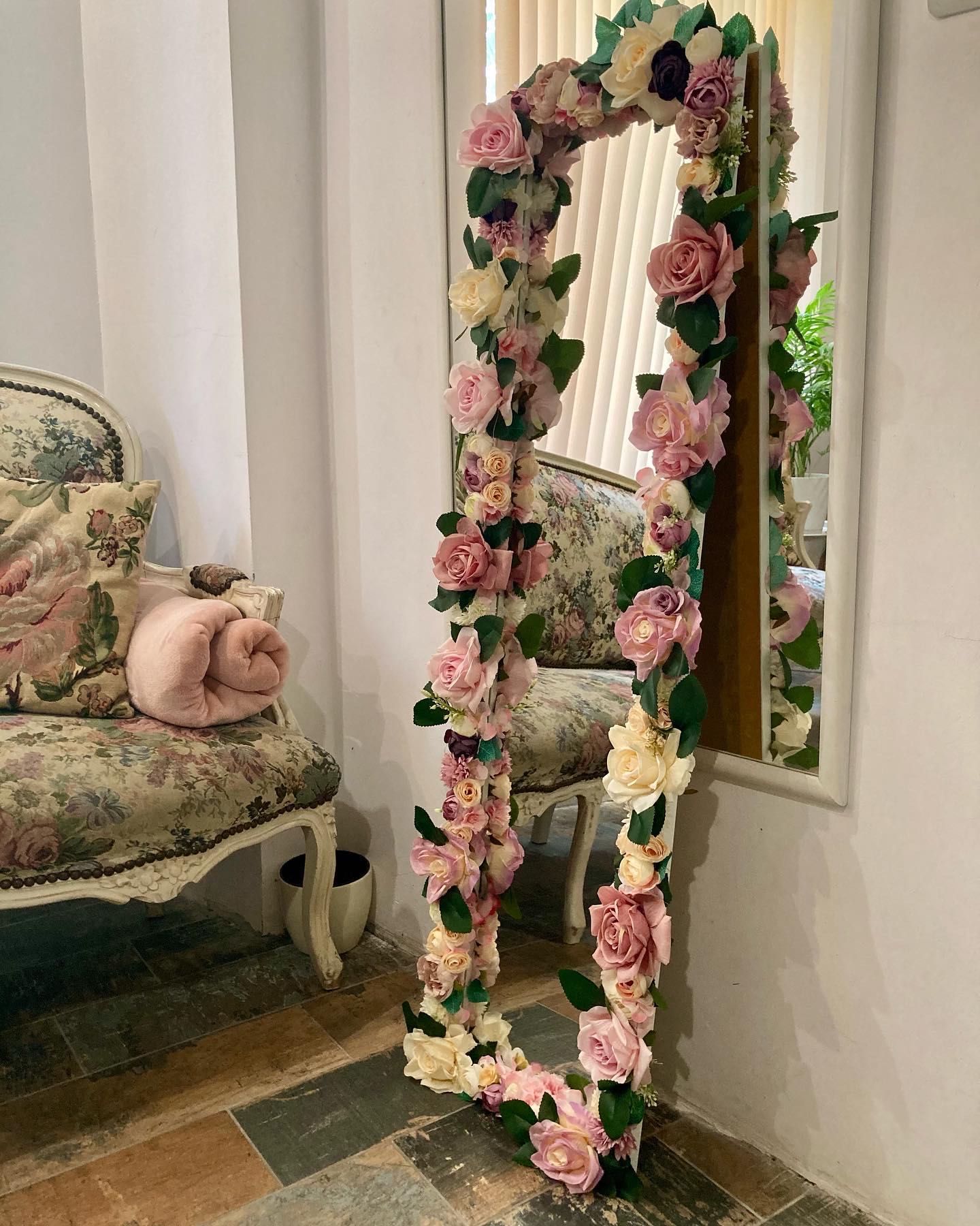 Огледало с изкуствени цветя и светлини и още декорации