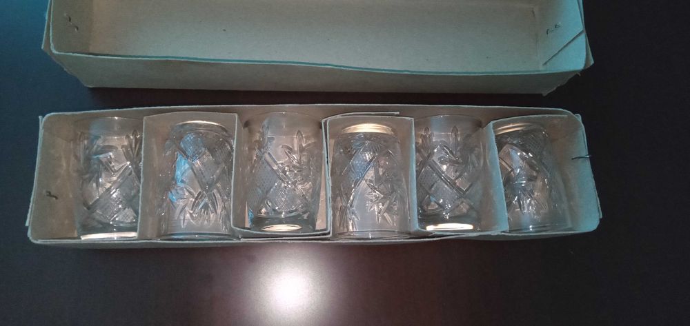 Новый набор хрустальных стопок-рюмок в заводской упаковке.