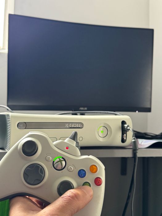 Xbox 360 modat cu o maneta