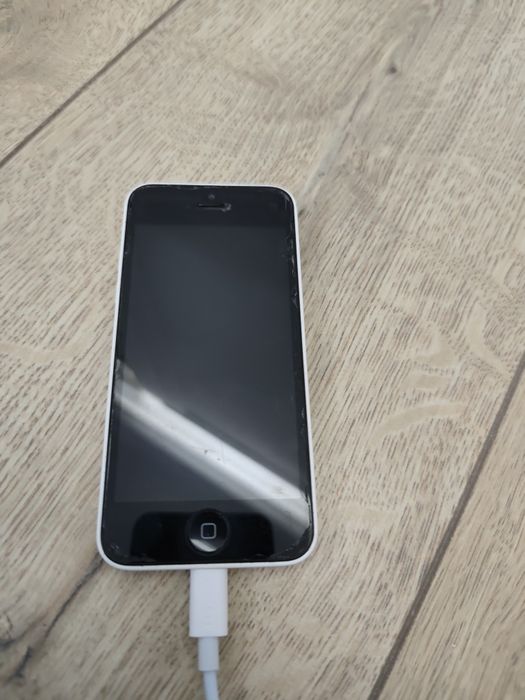 iPhone 5 c в хорошем состоянии