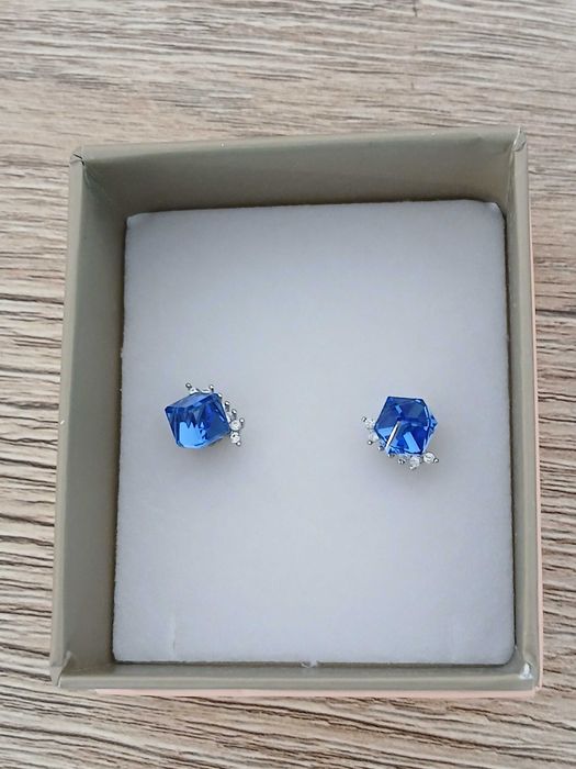 Bijuterii din argint cu pietre – model deosebit, lucrat fin