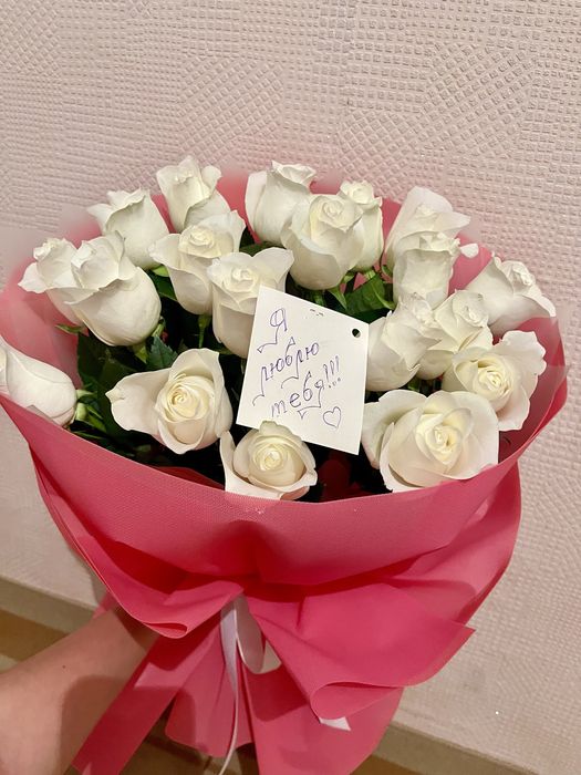 Белый роза запискасымен свежий букет Кызылорда каласа
