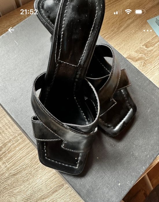 Saboti negri de la BSB  cu toc mic ff comozi ,au un mic defect