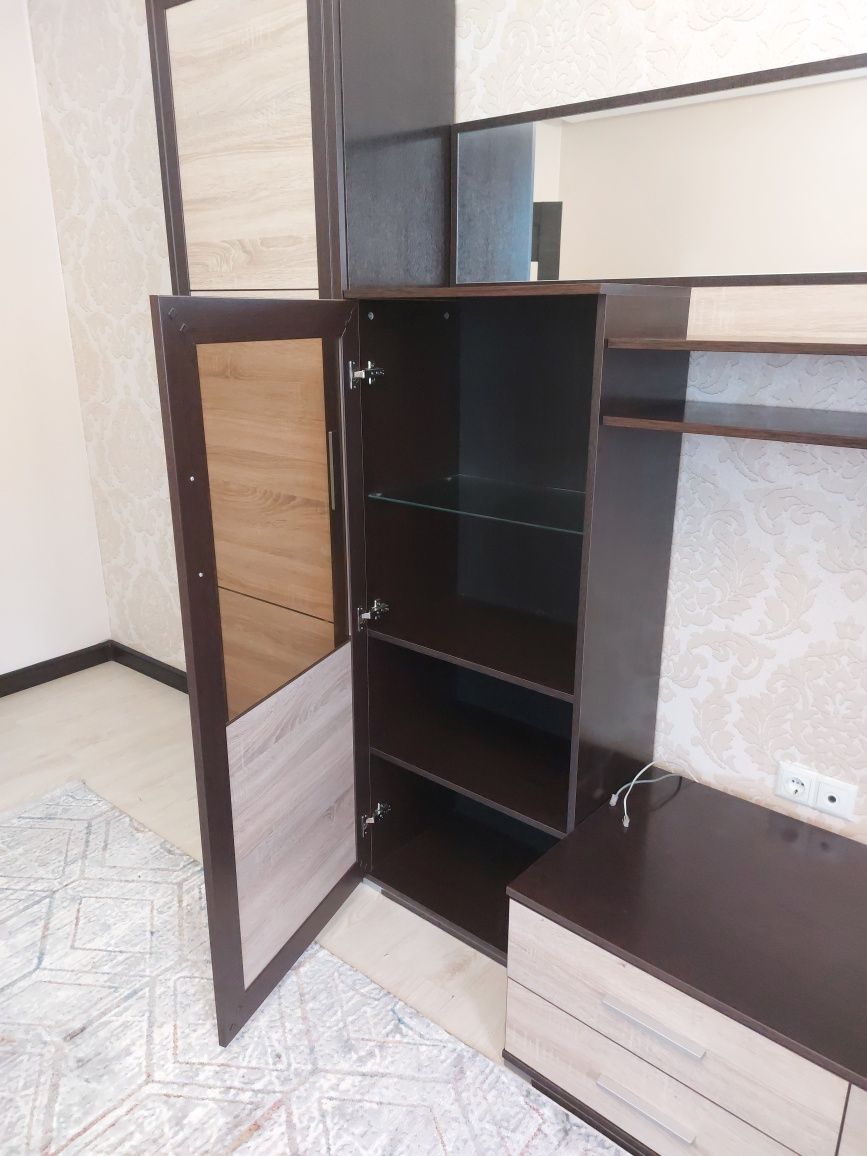 Продам горку в гостиную или в другую комнату. В отличном состоянии