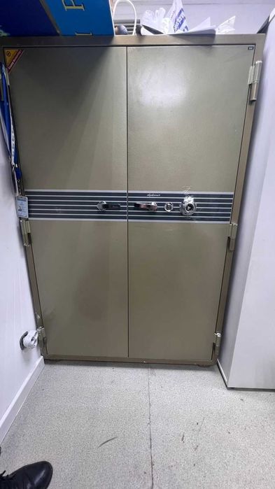 Сейфы большие не сгораемые  2 штуки