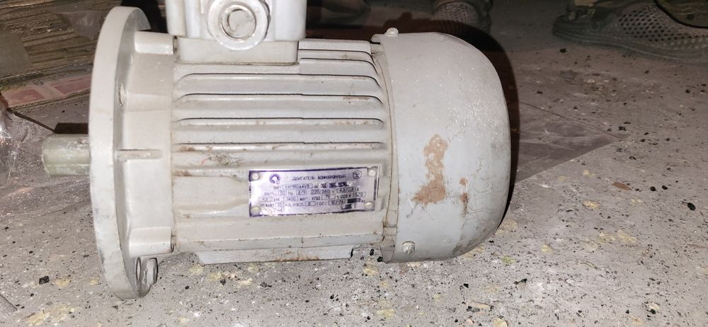 Продам двигатель астинхронный. 220/380