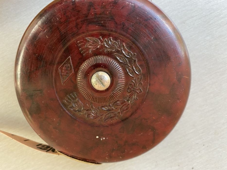 Много стара рулетка с бакелитова основа