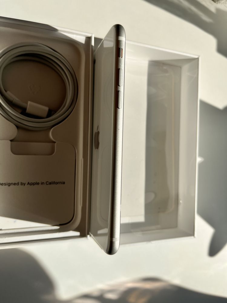 Iphone SE (2020), Бял